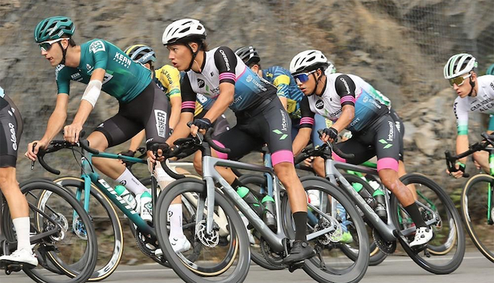 Equipo ciclista en carretera