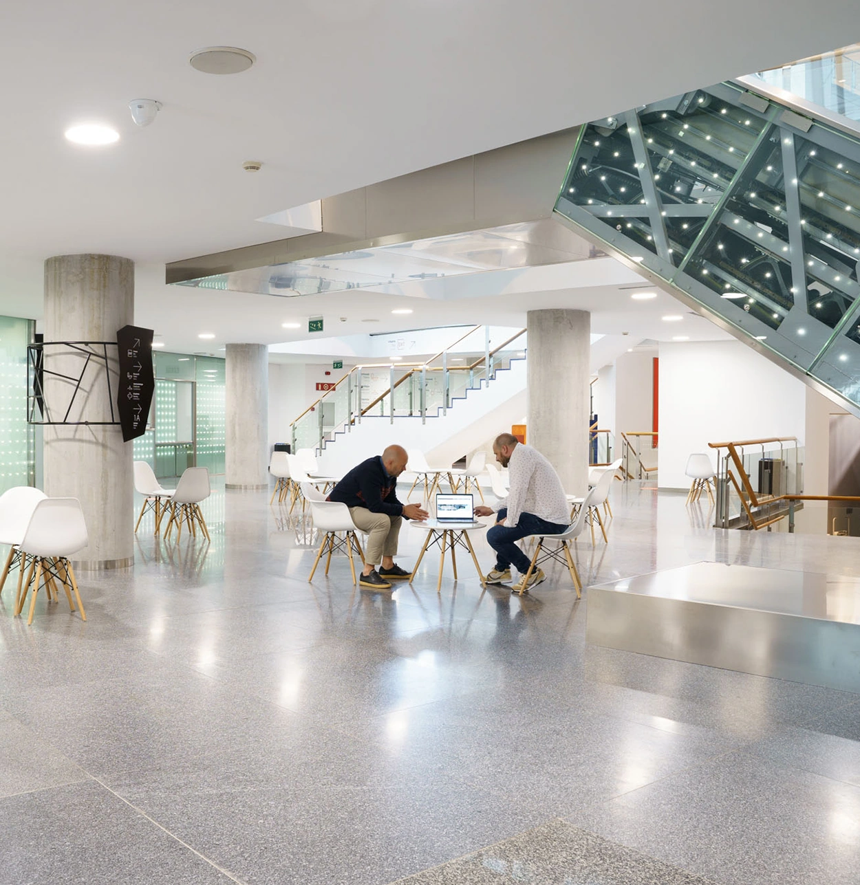 Espacio interior luminoso de un edificio construido por Intxausti