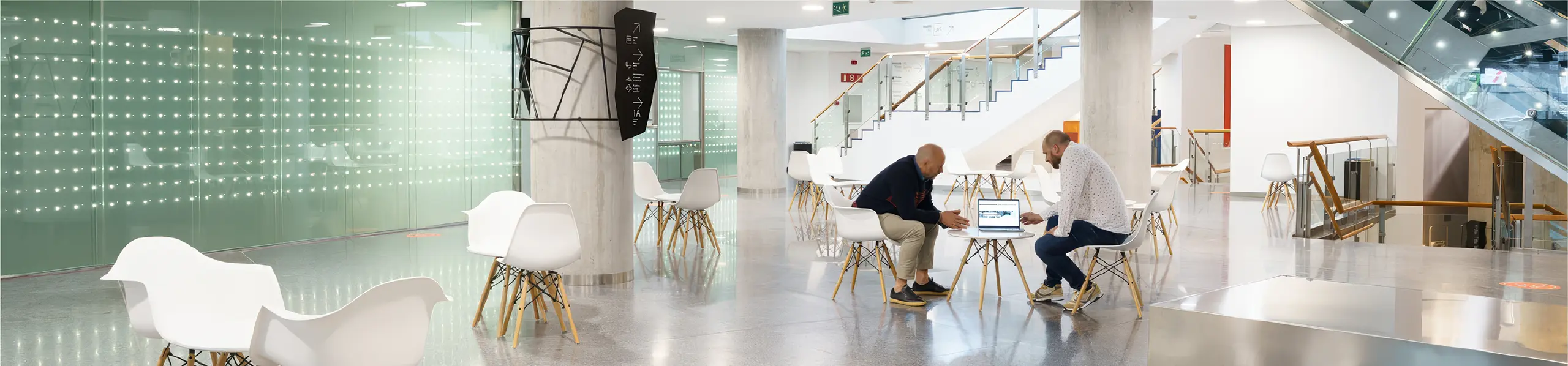 Espacio interior luminoso con zona de encuentro y escaleras