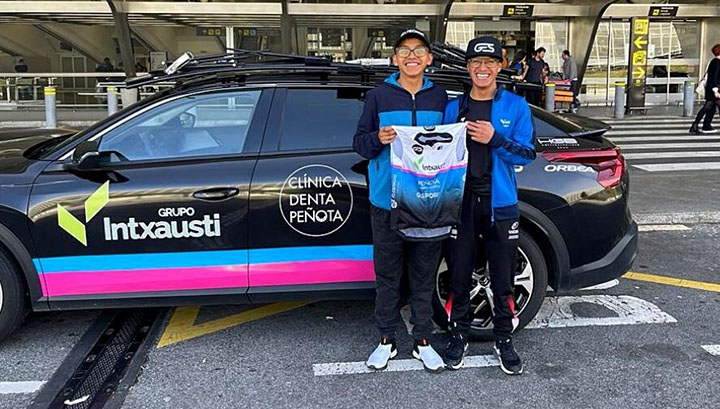 Deportistas junto a un vehículo patrocinado por Intxausti